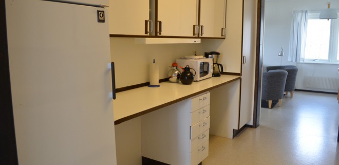 Köket är utrustat med spis, ugn, kylskåp och microvågsugn